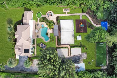 8BR Entertainers Estate w/ Pool, Games & Theater +