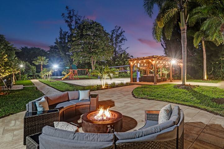 8BR Entertainers Estate w/ Pool, Games & Theater ! gallery image 2