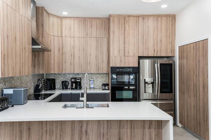 8BR Entertainers Estate w/ Pool, Games & Theater ! gallery image 5