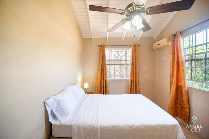 อากาศบริสุทธิ์และแสงแดดมากมายในห้องนอนที่ 1