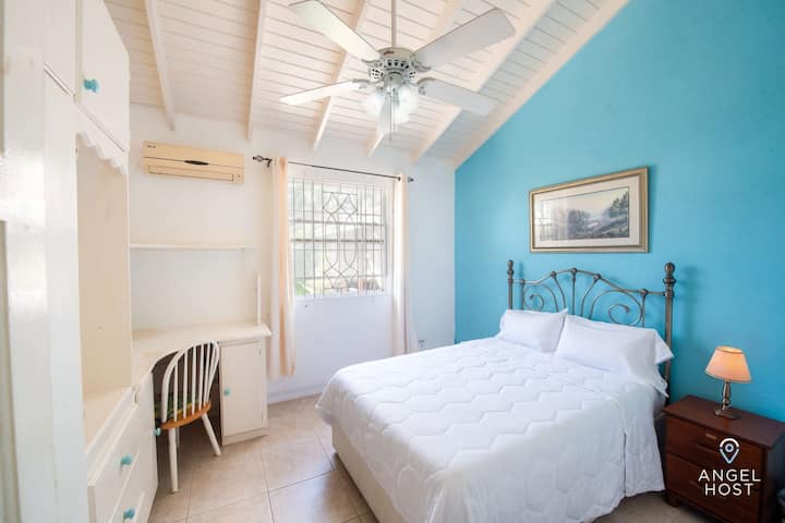 ห้องนอน 2 พร้อมเตียงคู่/เต็มรูปแบบและโต๊ะทำงานในตัว (เครื่องปรับอากาศใช้งานไม่ได้)