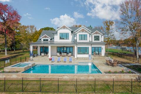 New Luxurious Modern Farmhouse - Pool and Hot Tub