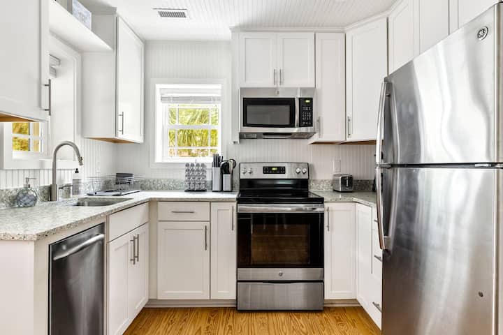 Charming Folly Beach Home - Perfect Location - Folly Beach, SC