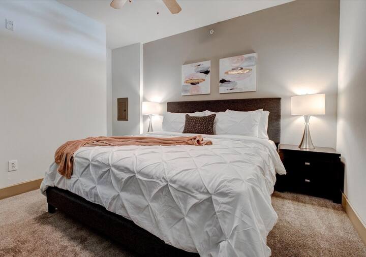 Dormez comme un membre de la famille ! Notre lit King Size californien de luxe vous invite à vous détendre et à vous ressourcer avec style.