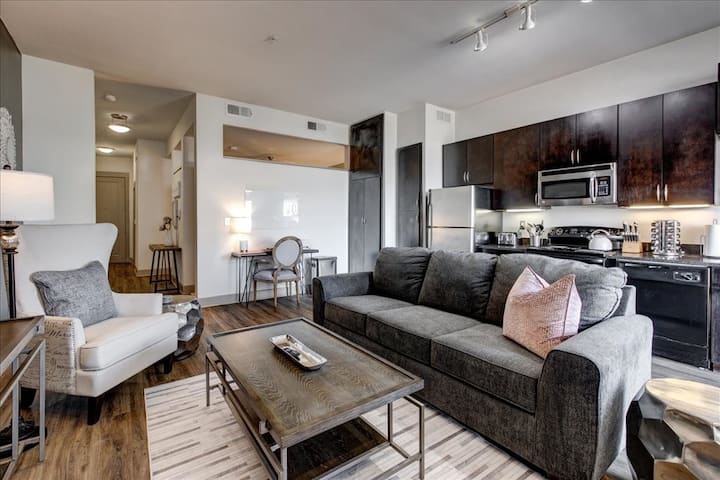 Cherchez la convivialité dans notre séjour spacieux et accueillant, conçu pour des moments de qualité. Livré avec canapé-lit, TV HD (Roku, YoutubeTV pour les sports et les actualités).