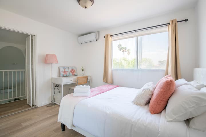 استمتع بالراحة والاسترخاء في الغرفتين 3 و 4، حيث توفر سريرًا مريحًا بحجم كبير ومكتبًا وكرسيًا وخزانة.