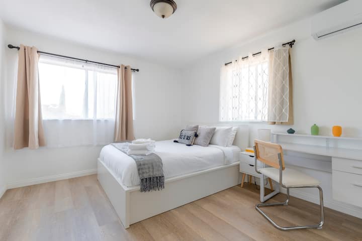 استمتع بالراحة والاسترخاء في الغرفتين 3 و 4، حيث توفر سريرًا مريحًا بحجم كبير ومكتبًا وكرسيًا وخزانة.