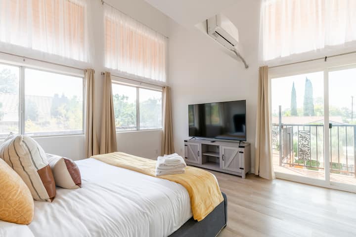 اعثر على الهدوء في غرفتنا 2، التي تحتوي على سرير كبير الحجم وشرفة ذات إطلالة خلابة ومكتب عمل وحمام خاص.