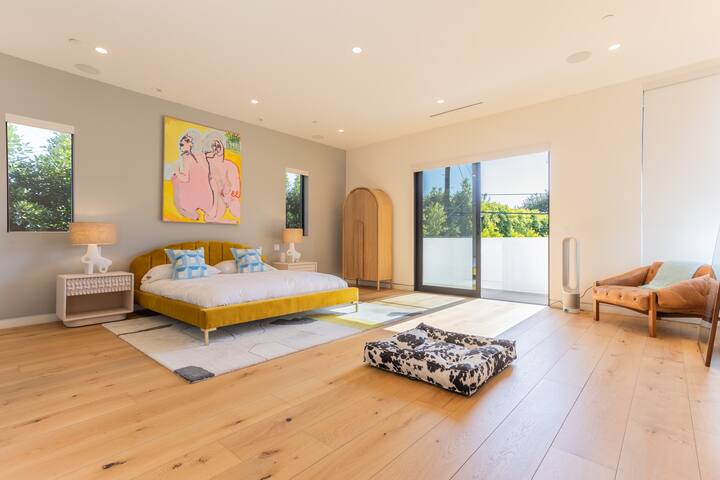 Luxe Villa w/ Pool, Walk to Melrose | North Vista gallery image 5