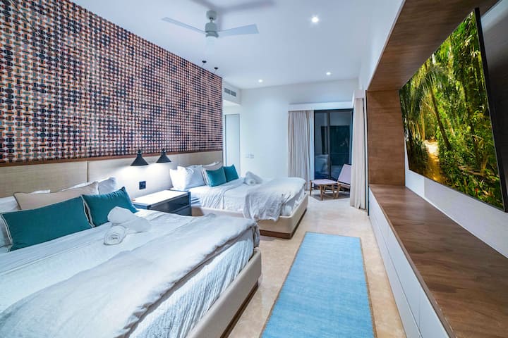 #3. Esta habitación cuenta con dos camas tamaño queen para una noche de sueño perfecto.