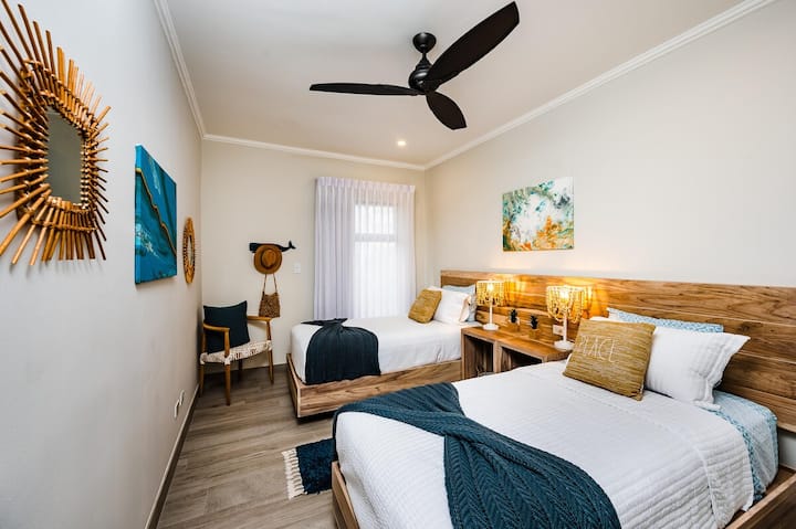 Duerme profundamente en este dormitorio sereno y elegante.