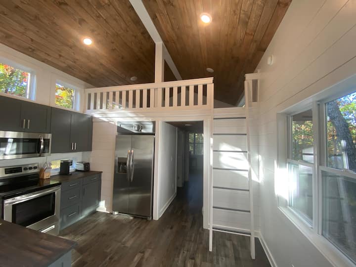 Cocina, escalera loft y pasillo