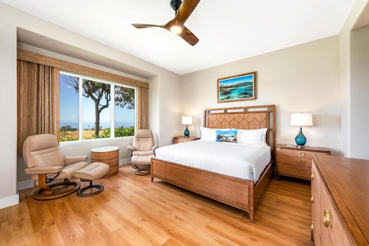 -宽敞的卧室，配备加大双人床木框和配套的床头柜，外观协调 -大窗框海景，房间内充满充足的自然光 -舒适的躺椅和脚凳，打造完美的阅读或放松角落