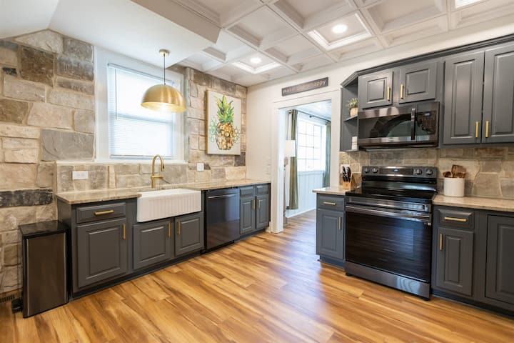 The Modern Classic | 4Bd/3Bth Home | Sleeps 10