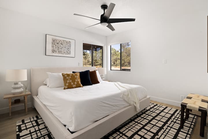 3 საძინებელში არის საწოლი 193 × 203 სმ.