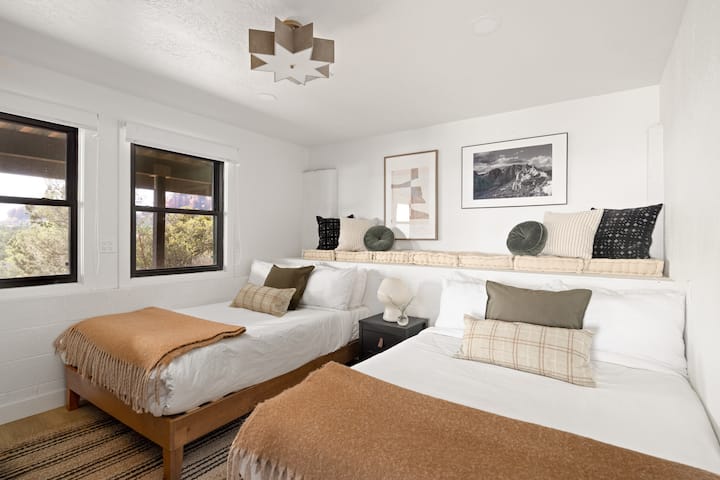 Საძინებელში 5 არის ორი სრული საწოლი.