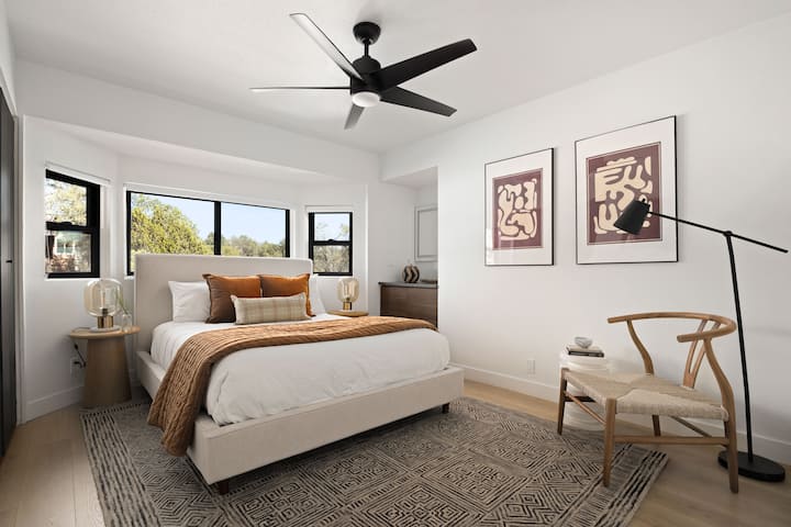 Მე ‑ 2 საძინებელში არის ორადგილიანი საწოლი, კომოდი და კარადა.