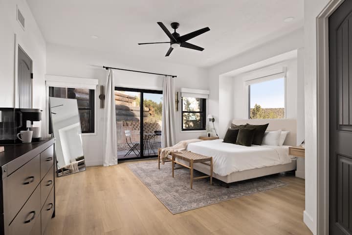 Მე-4 საძინებელი დაბლაა და აღჭურვილია დიდი საწოლით, სააბაზანოთი და გარე შესასვლელით.