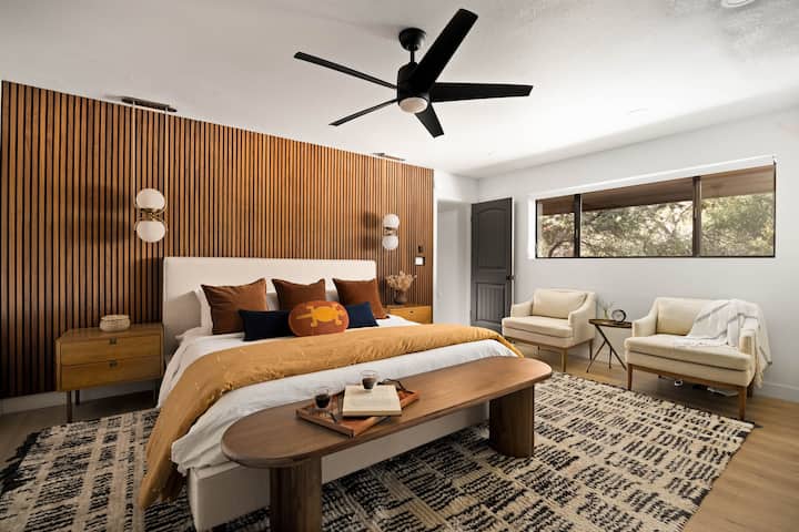 Ძირითად საძინებელში არის დიდი საწოლი, სააბაზანო, ტელევიზორი და კომოდი.