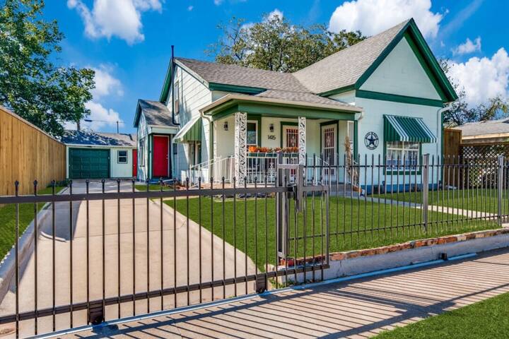 Stockyards! 3 mins-TCU close-Sleeps 8 -Gable House gallery image 3
