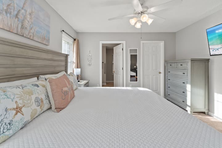 Chumba cha kulala cha msingi chenye utulivu kilicho na kitanda aina ya king, kabati la kuweka nguo na bafu la chumbani, kinafaa kwa ajili ya kupumzika kwa starehe na mtindo.