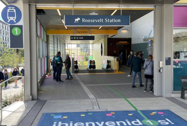 Roosevelt Townhome: Near Greenlake +UW+Light Rail gallery image 4