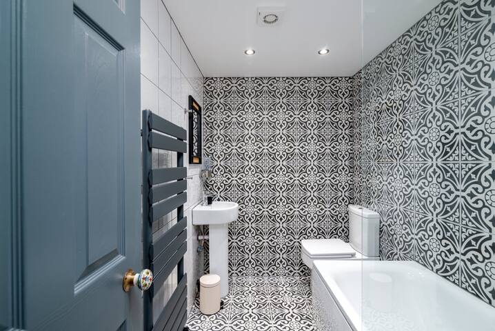 Moonbeam Cottage: Cosy London Cottage gallery image 3