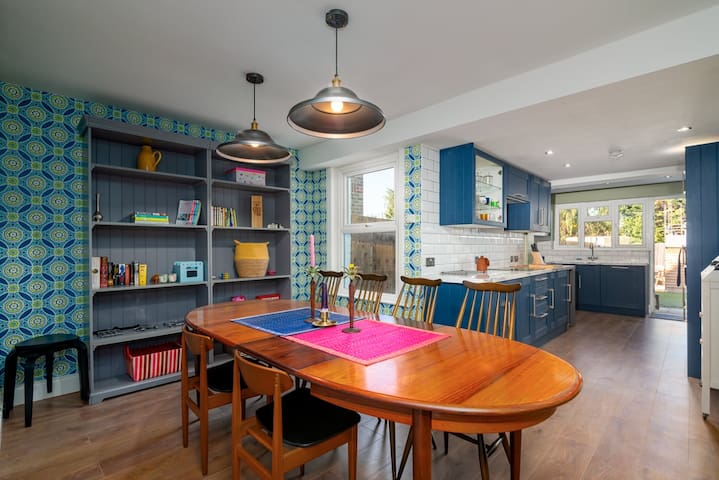 Moonbeam Cottage: Cosy London Cottage