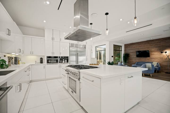 Stunning West Hollywood Gem w/ Pool & Spa Getaway gallery image 5