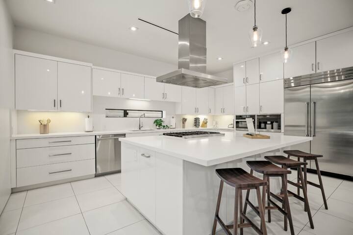 Stunning West Hollywood Gem w/ Pool & Spa Getaway gallery image 4