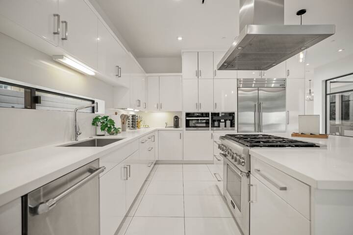 Stunning West Hollywood Gem w/ Pool & Spa Getaway gallery image 3