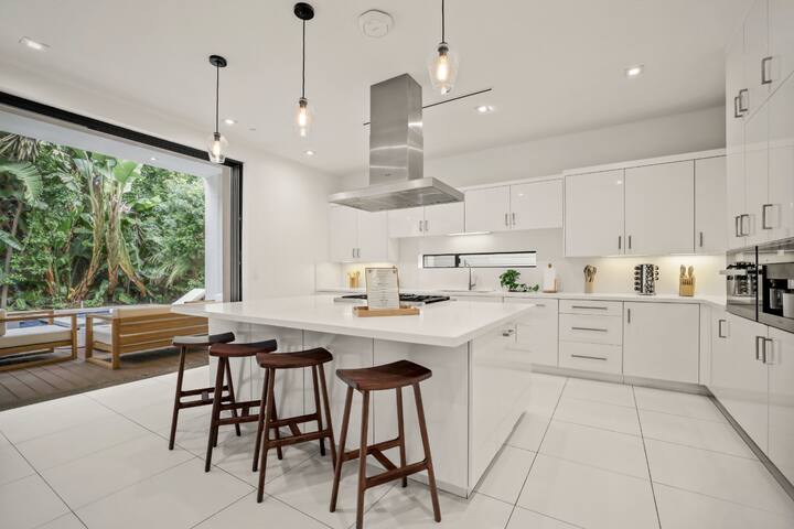 Stunning West Hollywood Gem w/ Pool & Spa Getaway gallery image 2