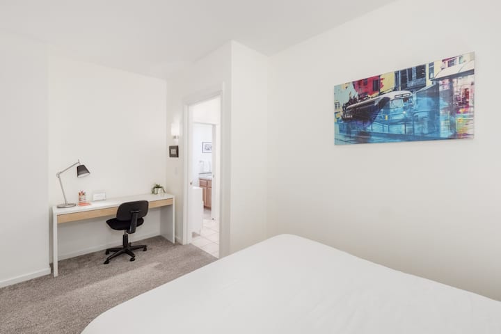 مساحة إضافية شبه خاصة حيث يوجد السرير الثاني