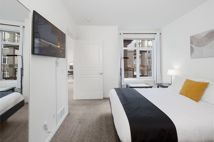 غرفة نوم رئيسية بسرير بحجم كوين