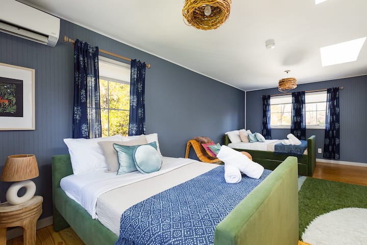 Dormitorio 3: dos camas de tamaño completo. 