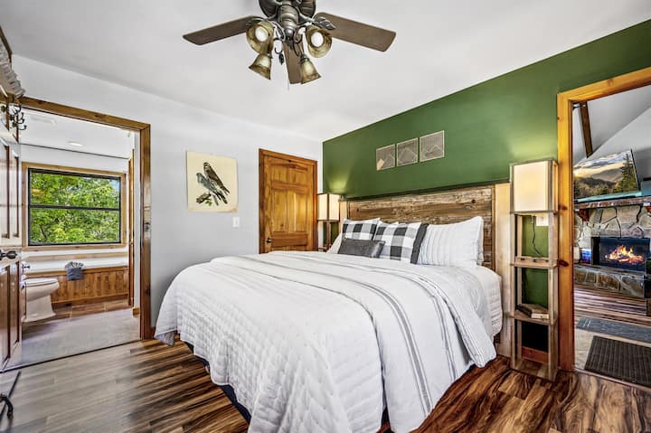 Суперголяма спалня на основно ниво със самостоятелна баня