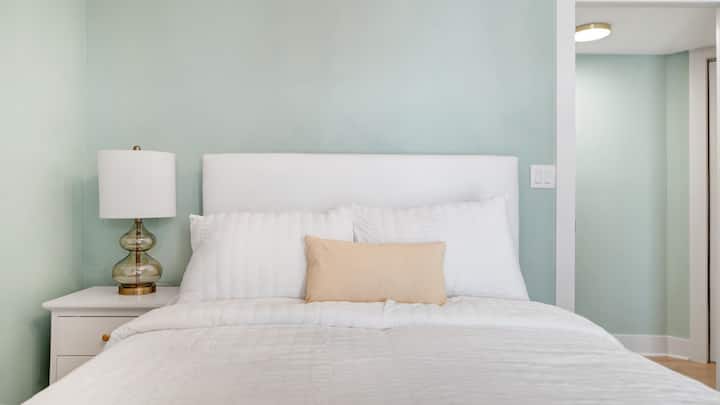 Pumzika kwa starehe katika Chumba cha Wageni cha Malkia chenye starehe