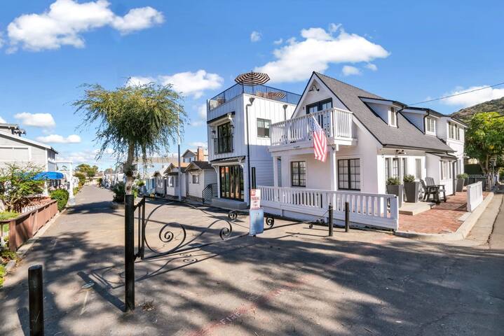 Modern A-Frame | Walkable | Two Balconies | Views gallery image 3