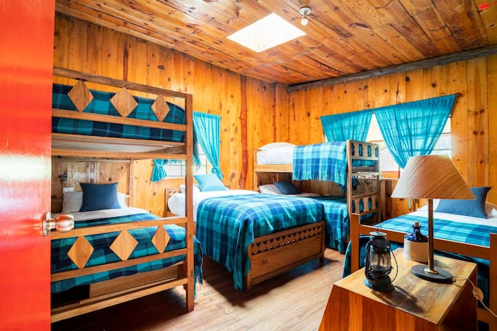 Room 3 for 6 people with a semi-double bed, two cabins and a single bed