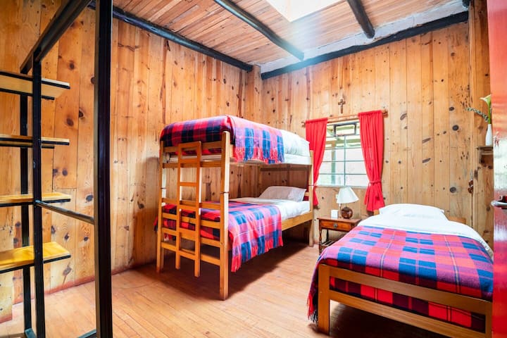 Room 2 with cabin and single bed for 3 people with wardrobe