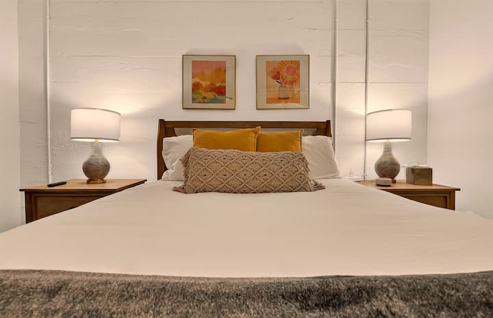 По натпреварот, вратете се во вашиот удобен среден цврст кревет.  Исто така, обезбедуваме машина за бела бучава со карактеристика за ноќно светло и станица за полнење покрај креветот.