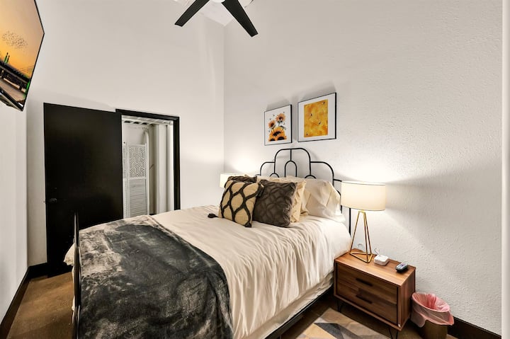 Присуствувате на настан во Бејлор? Рекуперајте се во овој душек од мемориска пена со средна цврста мемориска пена и минимизирајте ги сите звуци во центарот на градот со машина за бела бучава покрај креветот.