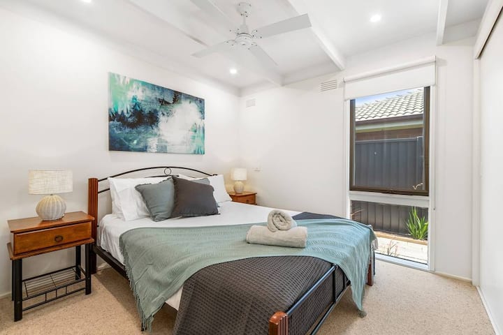 Chumba cha 2 cha kulala kilicho na kitanda cha Queen, feni ya dari, luva za kizuizi na zilizojengwa katika vazi.