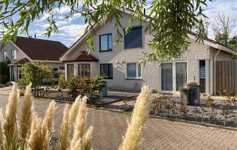 Cozy home in Stavenisse with sauna