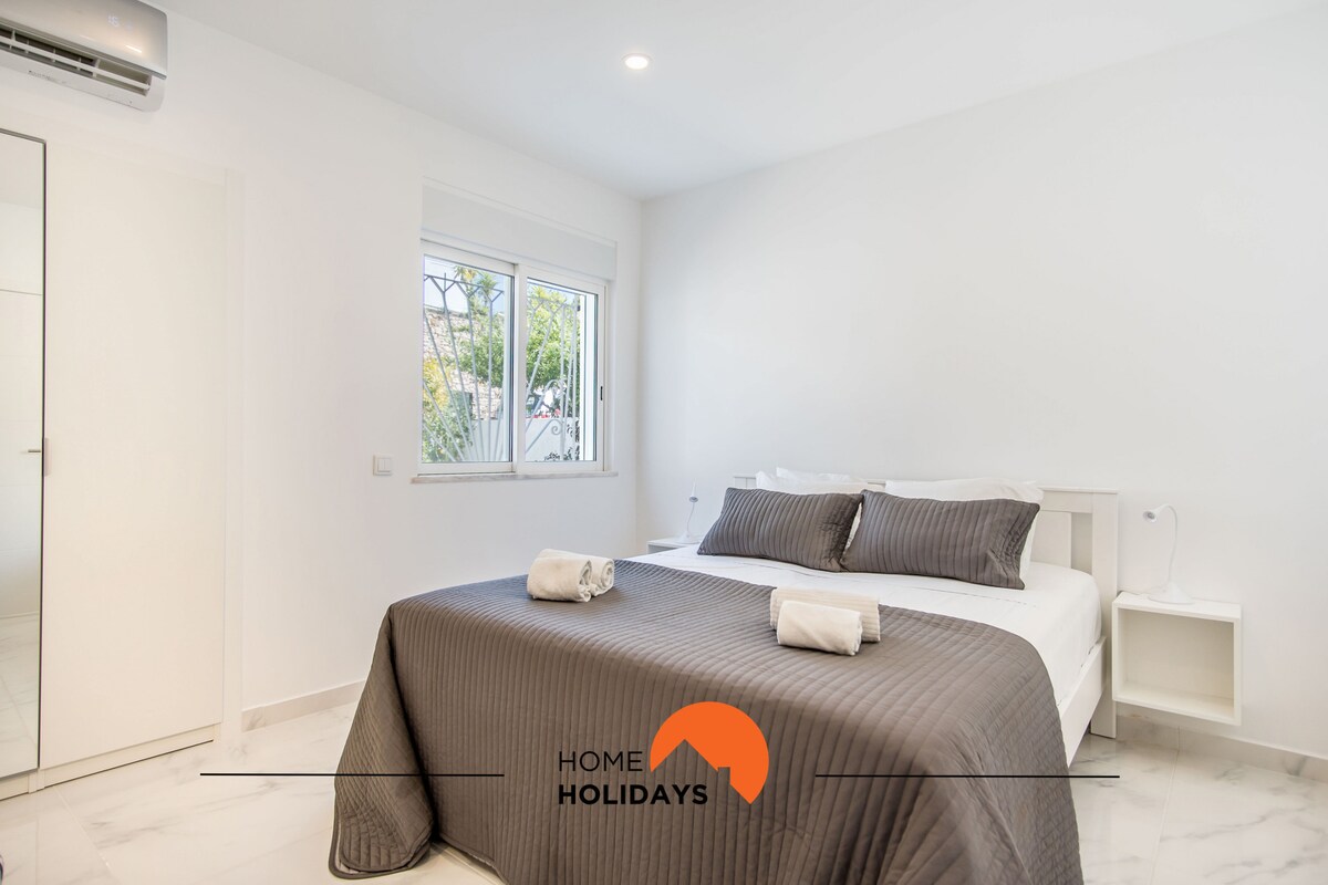 Соба со двоен кревет во минималистички стил 