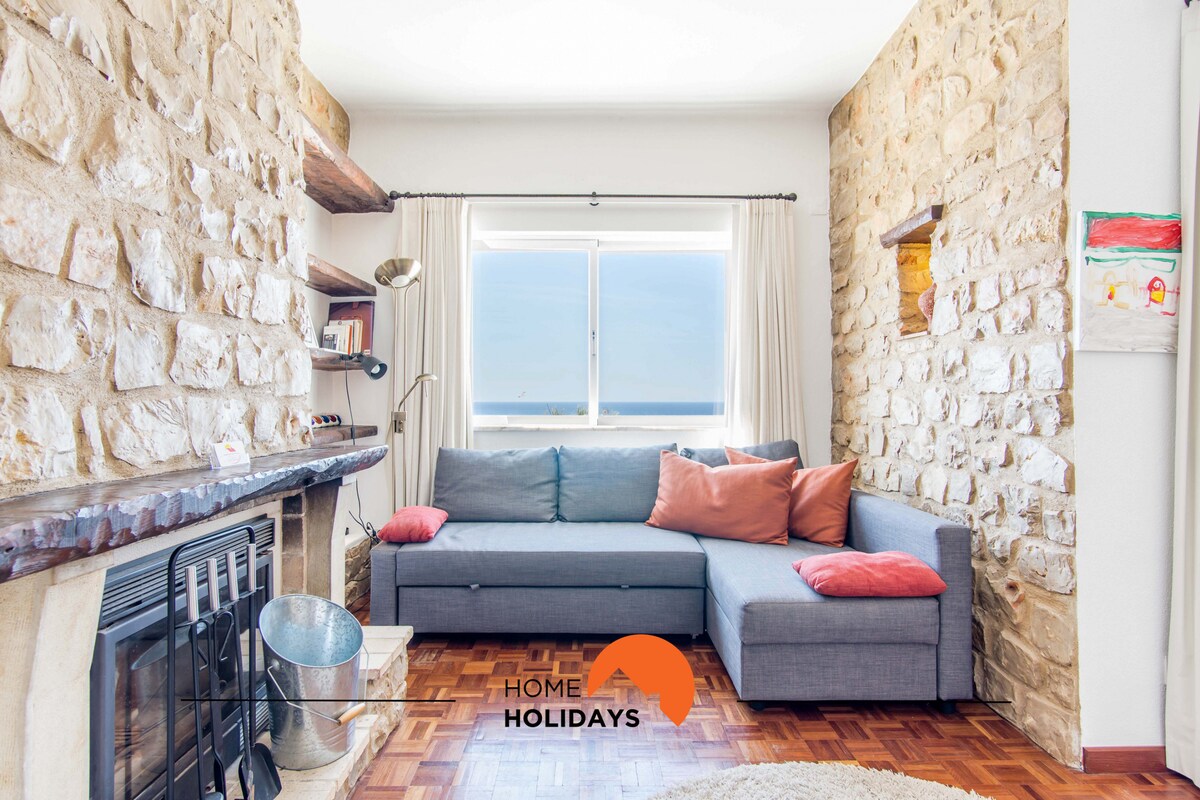 Удобна дневна соба со поглед на море