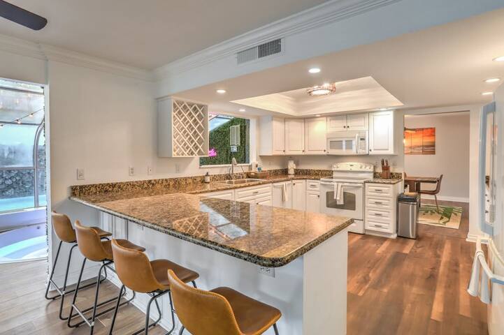 Vegas Strip Luxury Pool Villa, Jacuzzi, Pool Table gallery image 3