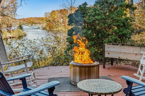 Art Docko - Lakefront Artist Retreat w/ Hot Tub!