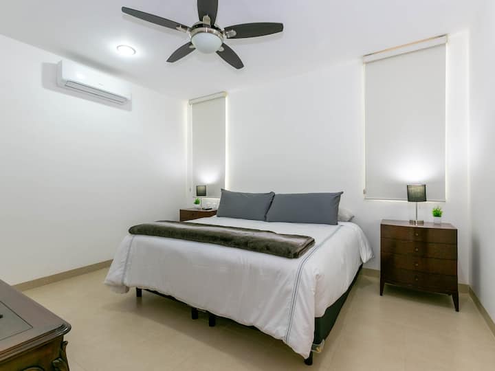 ห้องนอนใหญ่พร้อมเตียงคิงไซส์