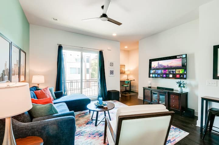 ¡Te damos la bienvenida a tu elegante oasis en el centro de Nashville! Este elegante alquiler vacacional ofrece un acogedor espacio vital perfecto para reuniones familiares o escapadas en grupo. ¡Disfruta de las comodidades de casa y de las atracciones cercanas para una aventura ideal en Nashville!